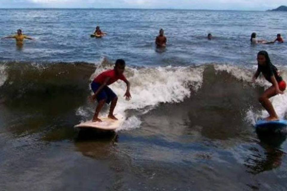 Surfista leva esporte às crianças carentes de Ubatuba