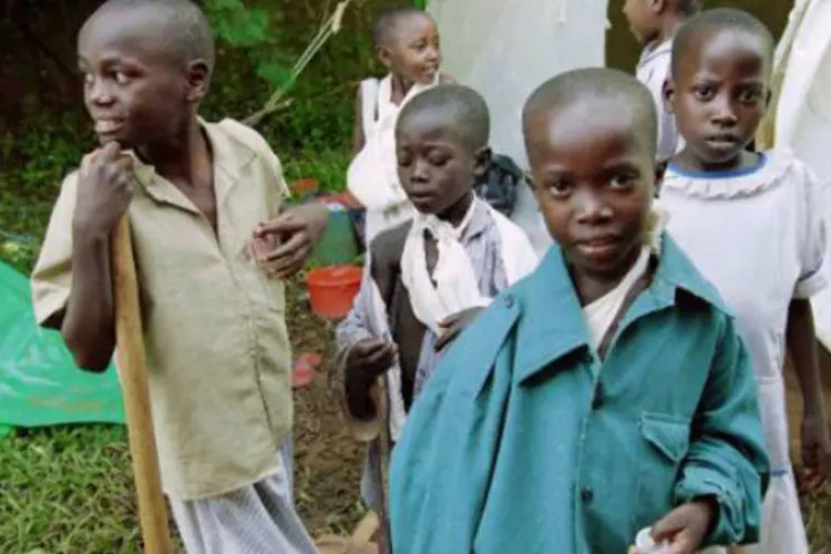 Crianças tutsis mutiladas recebem atendimento em um hospital da Cruz Vermelha em Kigali: aniversário também será um teste diplomático para o país (Gerard Julien/AFP)