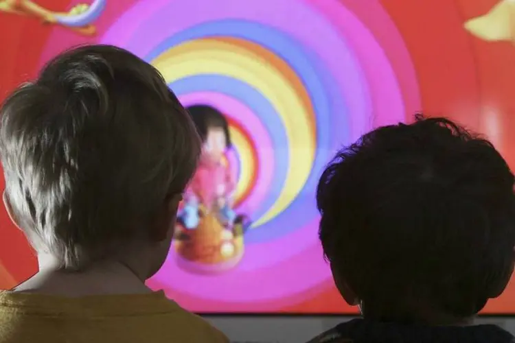 Crianças vendo TV (Getty Images)
