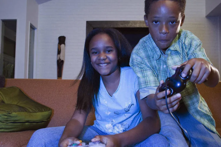 Menino e menina jogam videogame: “a indústria do videogame vive das sequências”, disse especialista (Fuse/Thinkstock)