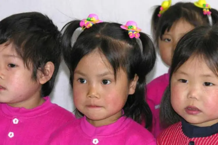 
	Meninas de um orfanato de Sariwon, na Coreia do Norte: no ano passado, 16 ONGs sul-coreanas despacharam ajuda &agrave; Coreia do Norte no valor de US$ 160 milh&otilde;es
 (©afp.com / Gerald Bourke)