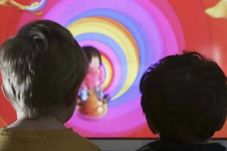 
	Crian&ccedil;as vendo TV: resolu&ccedil;&atilde;o considera abusiva a publicidade que para persuadir a crian&ccedil;a a comprar um produto ou servi&ccedil;o utiliza linguagem infantil, efeitos especiais e excesso de cores
 (Getty Images)