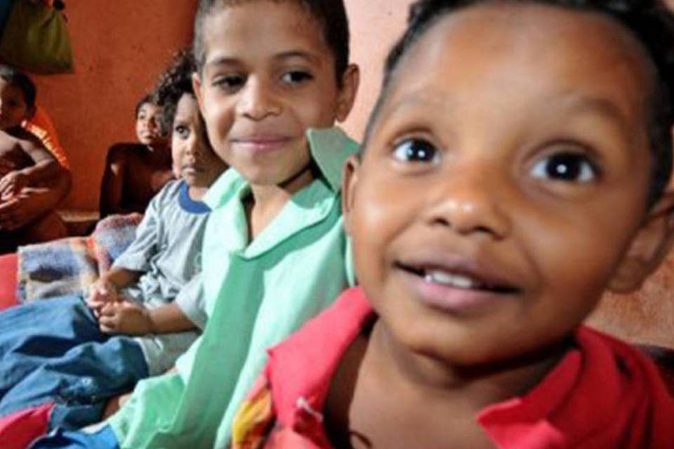 
	Crian&ccedil;as carentes sorriem: espera-se que neste ano o n&uacute;mero de pessoas na linha da pobreza caia para 167 milh&otilde;es
 (©AFP/Arquivo / Pedro Ladeira)