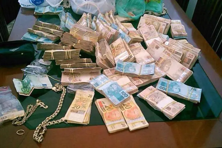 Dinheiro apreendido na operação contra um quadrilha de policiais militares, no Rio de Janeiro (Divulgação/Secretaria de Segurança do Rio de Janeiro)