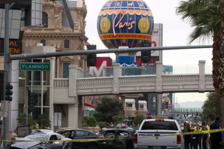 Policiais investigando tiroteio e acidentes com carros na frente de cassinos em Las Vegas (REUTERS/Las Vegas Sun/Steve Marcus)