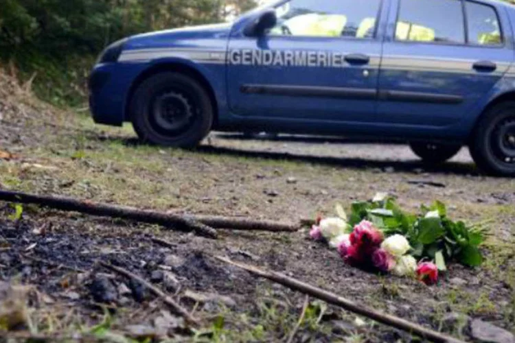 Carro da polícia no local de crime na França: suspeito, de 48 anos, morava perto da cena do crime e não tem "ligação direta" com as vítimas (Philippe Desmazes/AFP)