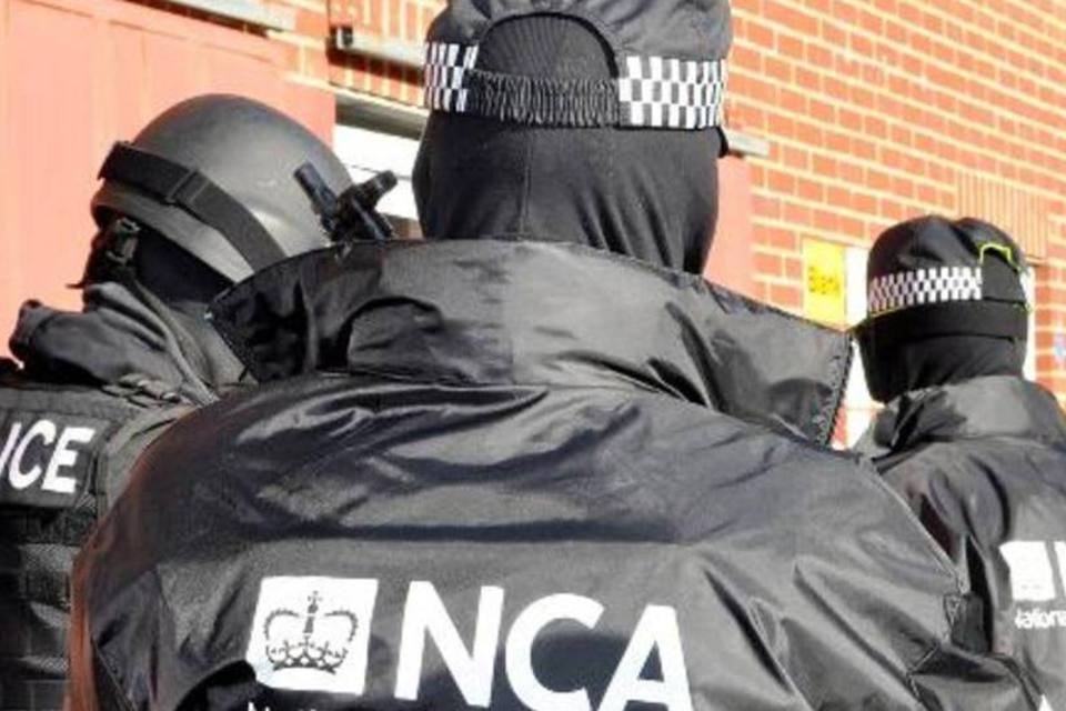 Polícia britânica prende 4 homens suspeitos de terrorismo