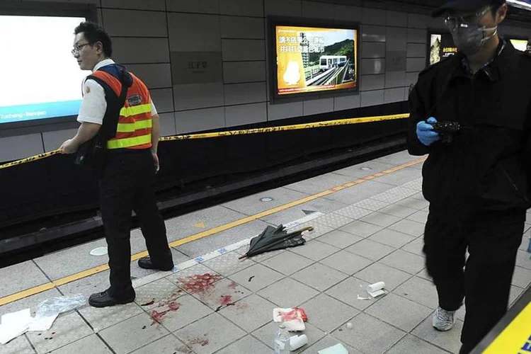 Cena de crime com arma branca no metrô de Taiwan: suspeito é um universitário de 21 anos (Stringer/Reuters)