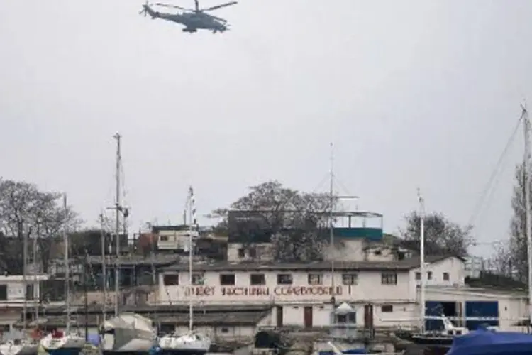 
	Helic&oacute;ptero militar russo sobrevoa o porto de Sebastopol, Crimeia:&nbsp;dos quase 20 mil militares ucranianos enviados &agrave; pen&iacute;nsula, apenas 4 mil decidiram retornar &agrave; Ucr&acirc;nia
 (AFP)