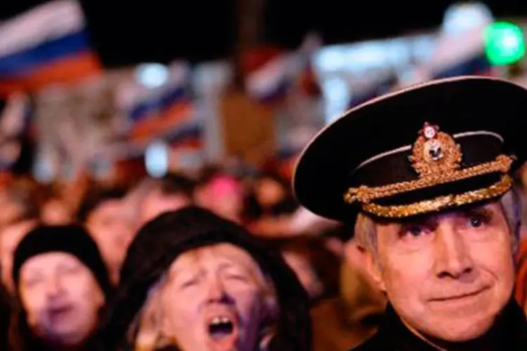 
	Habitantes da Crimeia comemoram em Simferopol resultado de referendo
 (Dimitar Dilkoff/AFP)