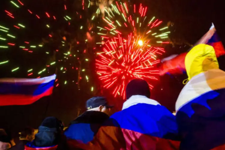 
	Na Crimeia, pessoas comemoram o resultado parcial do referendo: reuni&atilde;o de amanh&atilde; da ONU ser&aacute; a primeira sobre a crise na Ucr&acirc;nia
 (REUTERS/Thomas Peter)