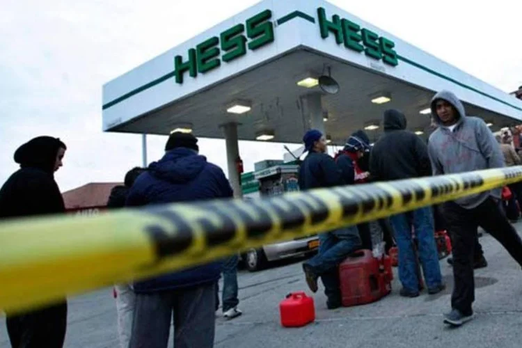 Filas imensas têm se formado em postos de gasolina (Reuters/Divulgação)