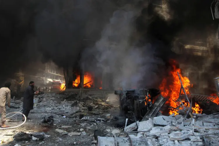 
	S&iacute;ria: al&eacute;m disso, 70 pessoas ficaram feridas nos ataques dos avi&otilde;es russos em Al Raqqa e seus arredores
 (Ammar Abdullah / Reuters)