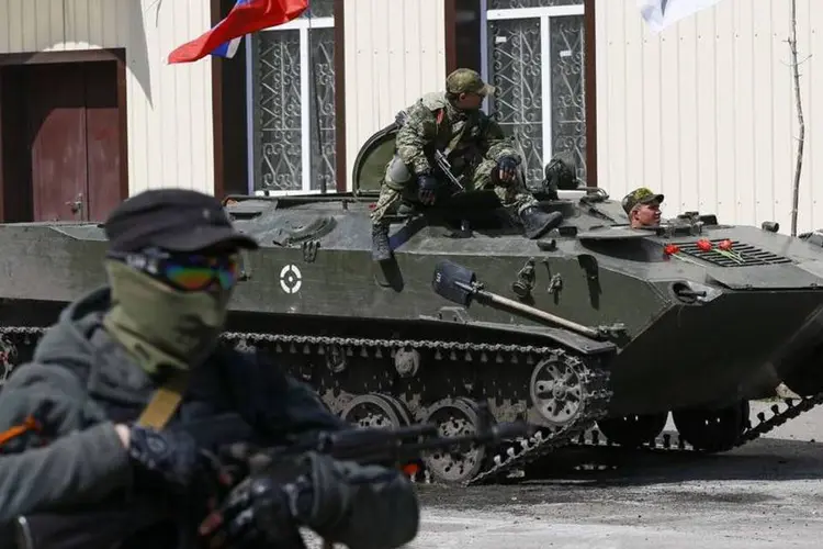 
	Bandeira da R&uacute;ssia &eacute; hasteada em um tanque na cidade de Slaviansk, Ucr&acirc;nia: apesar disso, a maioria dos milicianos armados se retiraram das ruas
 (Gleb Garanich/Reuters)
