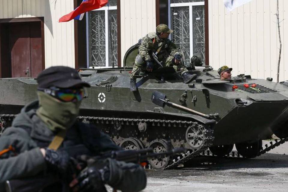 Milicianos colocam nas ruas de Slaviansk tanques tomados