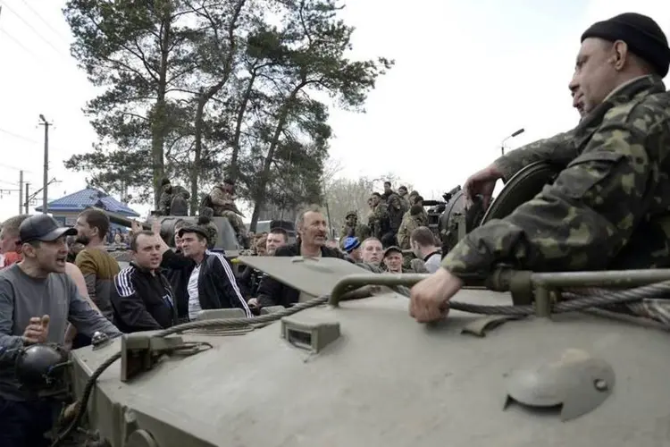 Morador local discute com membro de força de segurança ucraniano, em Kramatorsk, leste da Ucrânia (Maks Levin/Reuters)