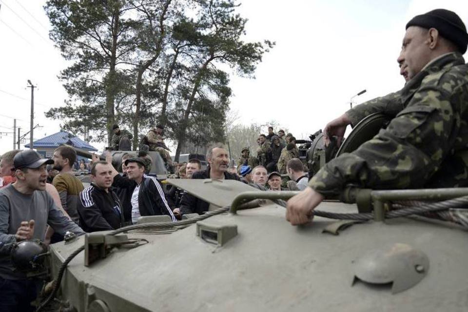 Separatistas tomam blindados e humilham forças ucranianas