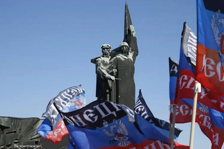 
	Bandeiras da autoproclamada Rep&uacute;blica Popular de Donetsk em memorial de guerra no centro de Donetsk
 (Maxim Zmeyev/Reuters)