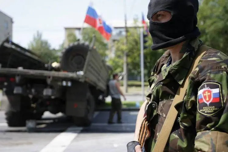 
	Membro de um grupo armado pr&oacute;-R&uacute;ssia monta guarda perto do aeroporto de Donetsk
 (Maxim Zmeyev/Reuters)