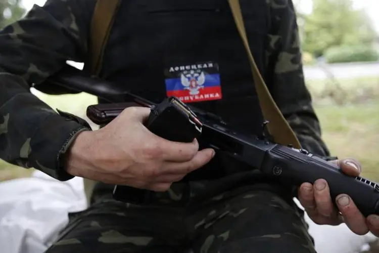 Miliciano armado da autoproclamada  República Popular de Donetsk monta guarda em um posto de controle (Maxim Zmeyev/Reuters)