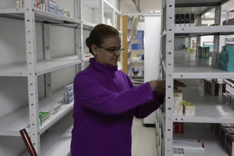 Farmácia na Venezuela: "Esta mercadoria chegou sem nenhuma permissão, não cumpre os requisitos para a nacionalização", explicou o serviço alfandegário (Marco Bello / Reuters)