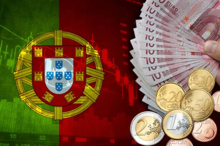 
	Euro e a bandeira de Portugal: o pa&iacute;s n&atilde;o colocava &agrave; venda diretamente obriga&ccedil;&otilde;es a dez anos desde janeiro de 2011
 (Marcel Salim/EXAME.com)