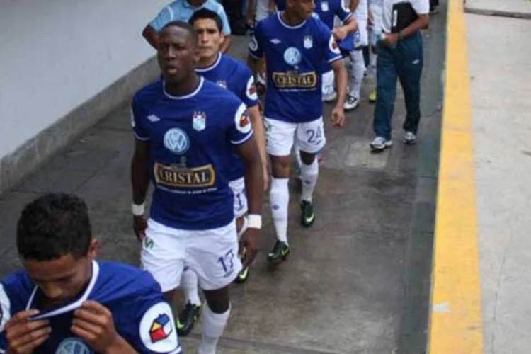 
	Jogadores do Sporting Cristal: Alianza e Cristal ter&atilde;o que manter fechadas as tribunas sul de seus est&aacute;dios at&eacute; junho
 (Divulgação)