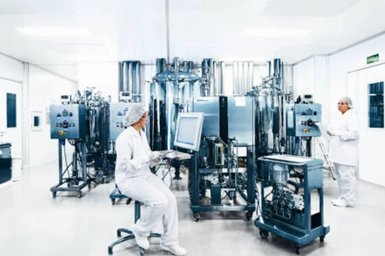 
	O laborat&oacute;rio Crist&aacute;lia: expans&atilde;o do setor impulsionou ind&uacute;stria e varejo
 (Germano Lüders/EXAME.com)