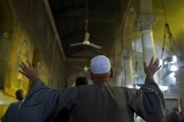 
	Crist&atilde;o copta assiste &agrave; missa na igreja de S&atilde;o Pedro, no Cairo: as autoridades lan&ccedil;aram uma ampla campanha de seguran&ccedil;a no Sinai contra grupos extremistas
 (AFP/Arquivo / Odd Andersen)