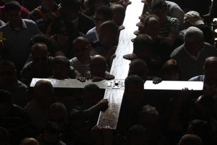 
	Crist&atilde;os carregam uma cruz de madeira na Via Dolorosa, em Jerusal&eacute;m: os crist&atilde;os s&atilde;o em torno de 32% da popula&ccedil;&atilde;o mundial, seguidos pelos mu&ccedil;ulmanos
 (Gali Tibbon/AFP)