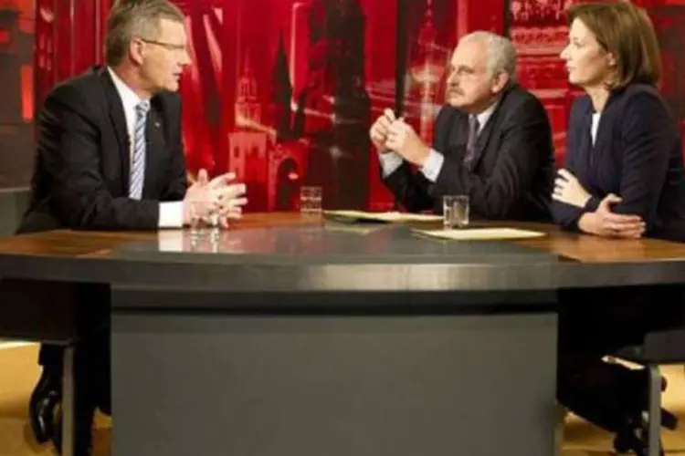 O presidente alemão, Christian Wulff (e), deu entrevista na TV para se defender (Jesco Denzel/AFP)