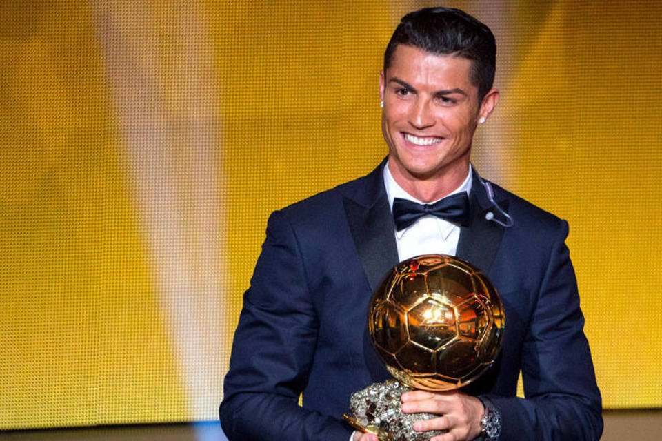 Cristiano Ronaldo ri-se da Bola de Ouro entregue a um jogador reformado