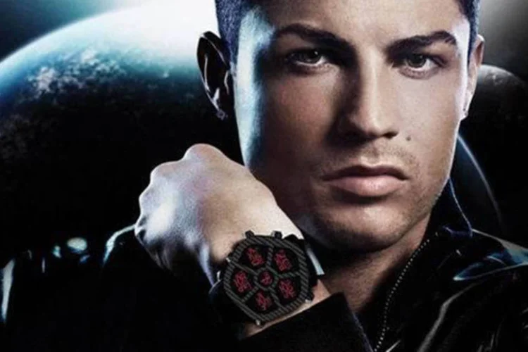 Cristiano Ronaldo: na condição de profissional, figura do esportista se transforma em atleta e consegue alcançar um poder midiático que poucos outros segmentos conseguem atingir (Reprodução)