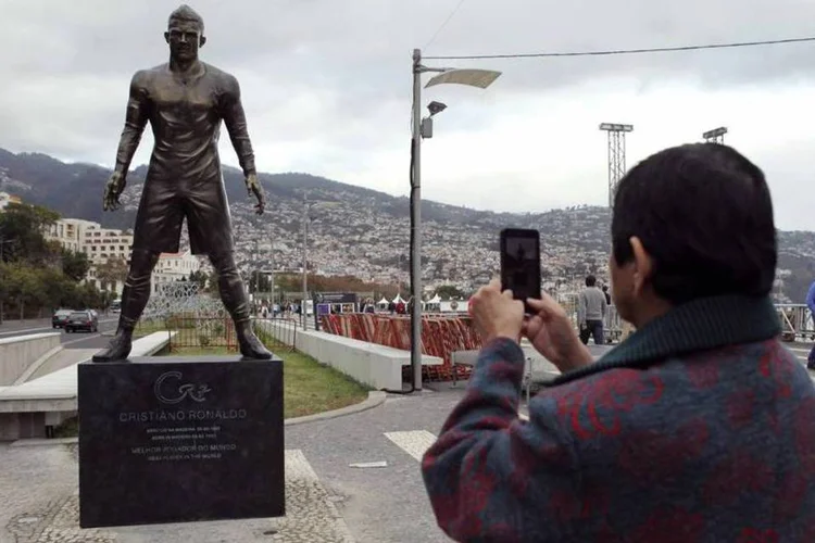 Veículos de comunicação portugueses falam sobre o burburinho gerado e das notícias em torno das proporções anatómicas entre as coxas de CR7 na figura de bronze (Reuters)