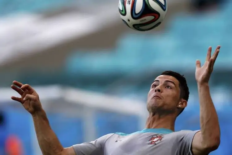 Jogador português Cristiano Ronaldo em treino da seleção do país (Marcos Brindicci / Reuters)