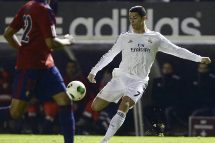 Cristiano Ronaldo, do Real Madrid, durante jogo contra o Osasuna: time de Madrid arrecadou na temporada passada um total de 518,9 milhões de euros (Vincent West/Reuters)