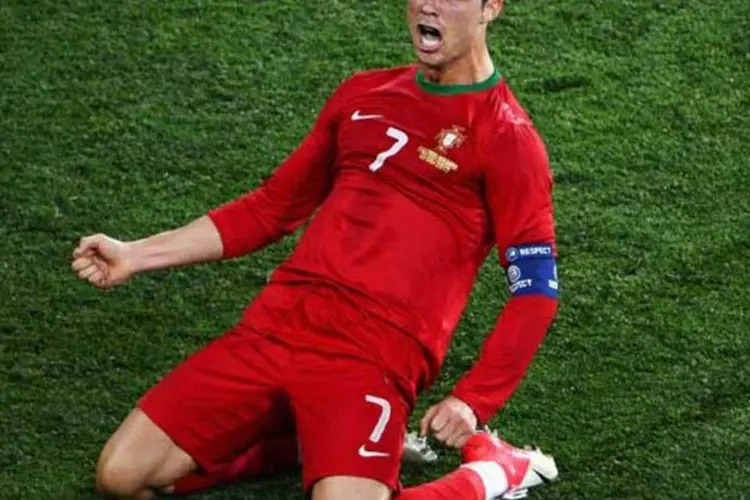 Cristiano Ronaldo comemora gol em jogo disputado pela seleção portuguesa (Getty Images)