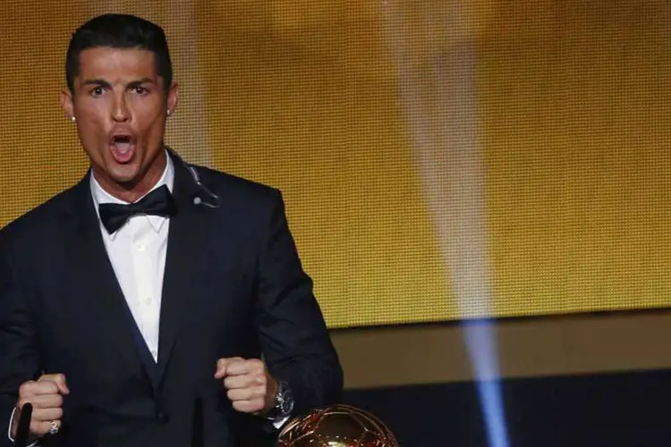 
	Cristiano Ronaldo, ao receber a Bola de Ouro pela 3&ordf; vez
 (Ruben Sprich/Reuters)