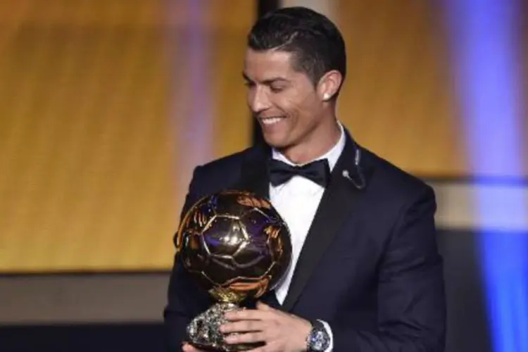 
	O astro portugu&ecirc;s Cristiano Ronaldo recebe o trof&eacute;u Bola de Ouro
 (Fabrice Coffrini/AFP/AFP)