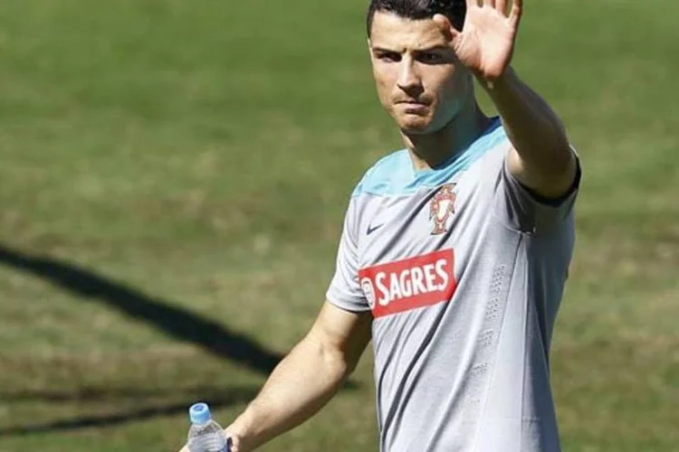 CR-7: fãs do jogador se machucaram durante o primeiro treino da seleção portuguesa no Brasil (Reuters)