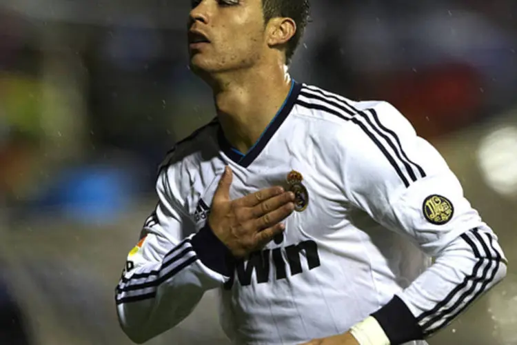 Cristiano Ronaldo comemora gol: o atacante destacou que gostaria de ser reconhecido sobretudo como "um grande profissional" (Manuel Queimadelos/ Getty Images)