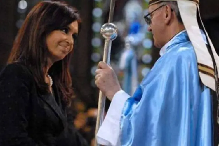 
	Cristina Kirchner cumprimenta o ent&atilde;o cardeal Jorge Mario Bergoglio: a reuni&atilde;o acontece depois de uma rela&ccedil;&atilde;o turbulenta, nos &uacute;ltimos anos, entre Bergoglio e os Kirchner
 (©afp.com / Mariano Sanchez)