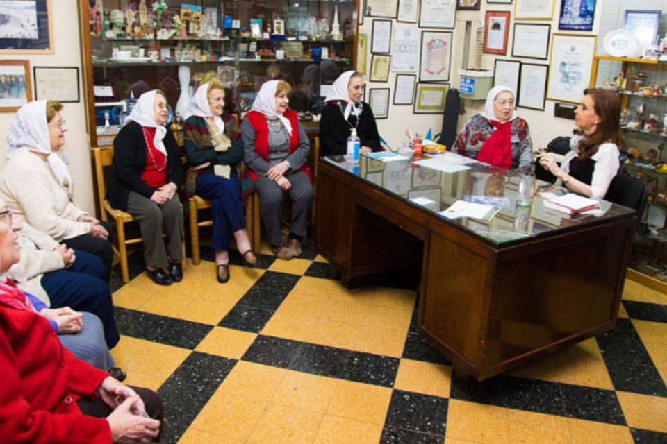 Cristina Kirchner visita Mães da Praça de Maio antes de ato