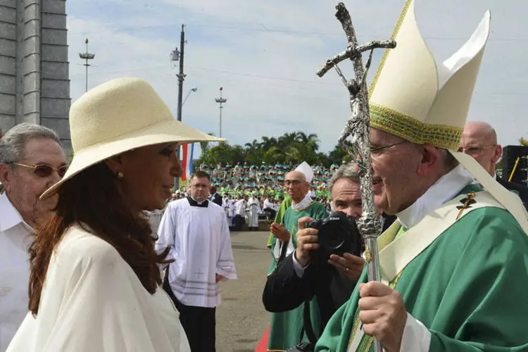 
	Cristina afirmou sentir como &quot;se Che Guevara olhasse todos&quot;: &eacute; o s&eacute;timo encontro da presidente com o pont&iacute;fice desde a nomea&ccedil;&atilde;o de Mario Jorge Bergoglio
 (REUTERS/Argentine Presidency)