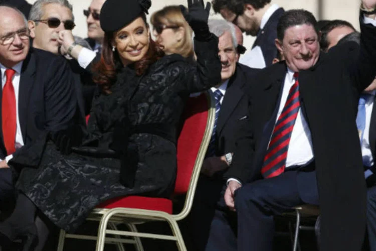 Presidente da Argentina, Cristina Kirchner acena para o público depois de chegar para a missa inaugural do papa Francisco na Praça de São Pedro, no Vaticano (REUTERS / Alessandro Bianchi)