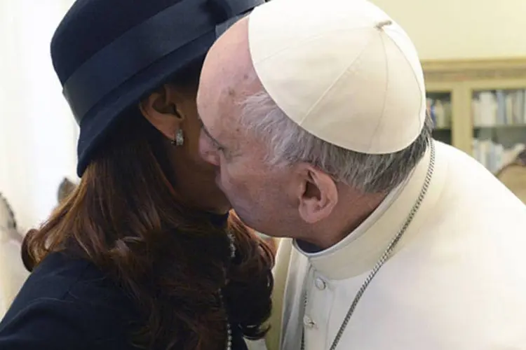 Cristina Kirchner visita Papa Francisco: a presidente disse ter recebido do papa uma "rosa branca" que representava Santa Teresinha, a santa preferida de Francisco e a quem reza sempre. (REUTERS/Argentine Presidency)