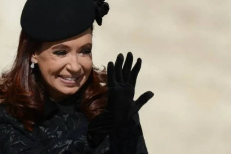 
	Cristina Kirchner: &quot;A presidente manda um beijo a todos os argentinos&quot;, repetiu porta-voz, em meio aos aplausos de alguns seguidores de Cristina Kirchner
 (AFP)