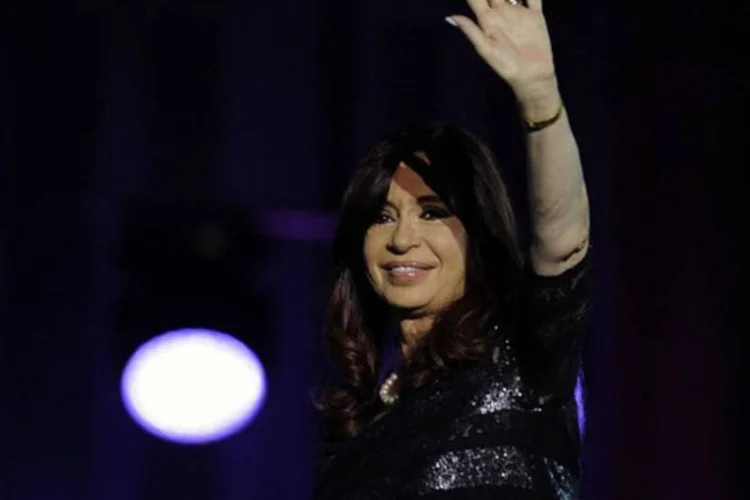 Cristina Kirchner, acena na Praça de Maio: as autoridades argumentam que a Sociedade Rural pagou "um preço insignificante" de 30 milhões de dólares em 1991 pelo imóvel (©afp.com / Alejandro Pagni)