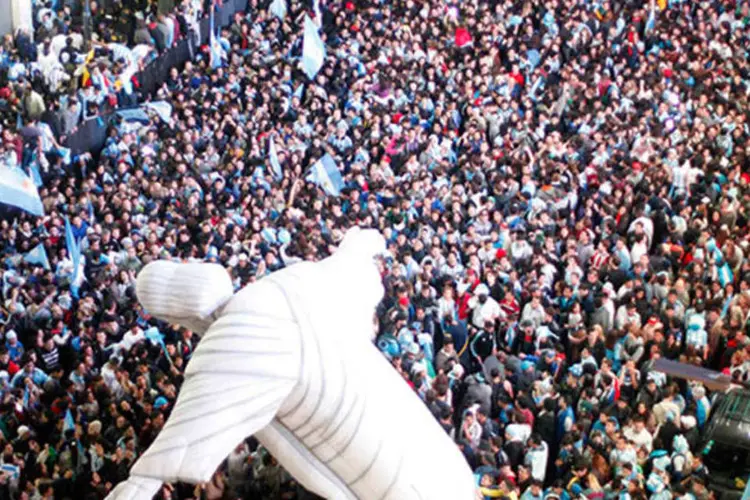 Torcedores argentinos ao redor de um Cristo Redentor inflável comemoram vitória sobre a Holanda (REUTERS/Martin Acosta)