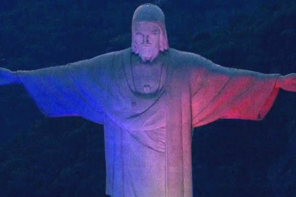 O Cristo Redentor com as cores da bandeira da França: homenagem às vítimas dos ataques terroristas (Reprodução/TV Globo)